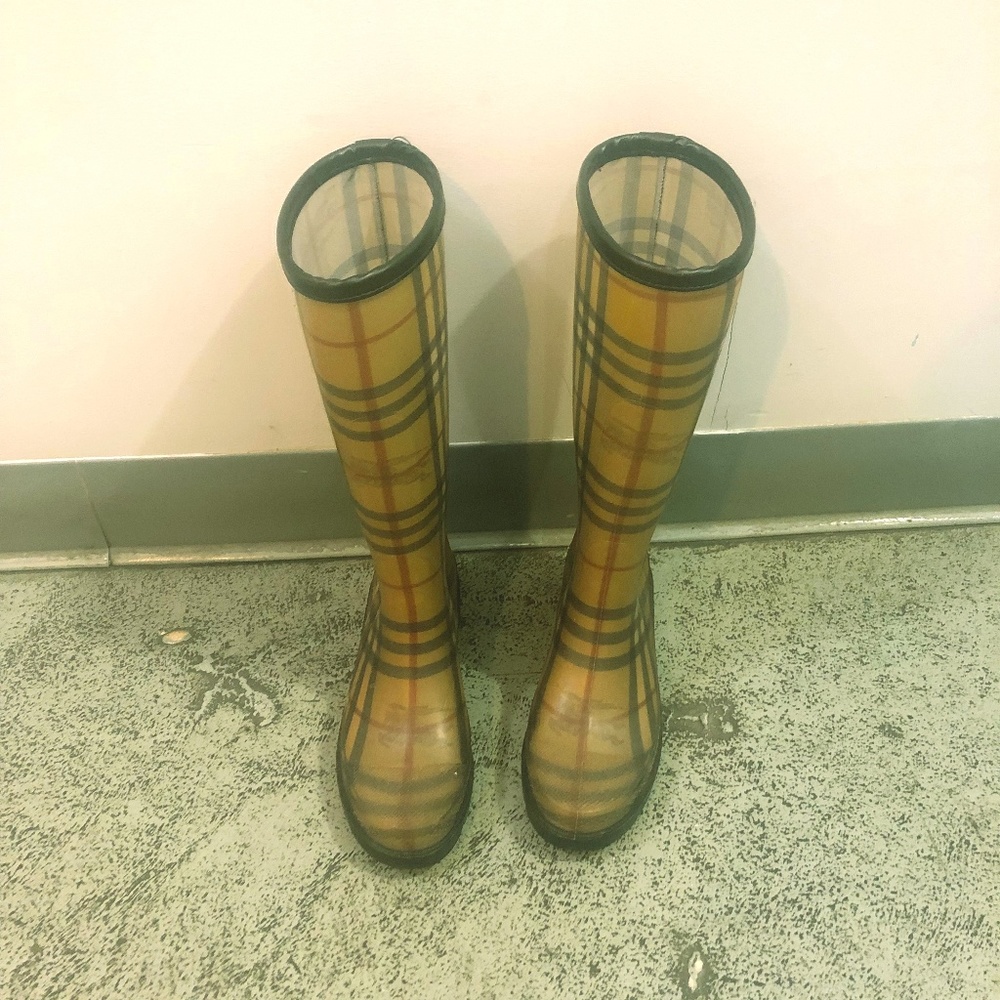 Burberry Rain Boots (Size 7 US, 4 UK)